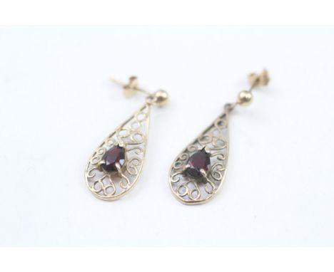 9ct gold vintage garnet pierced scroll patterned drop earrings with butterfly backs (1.6g) 