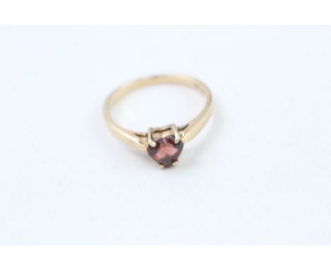 10ct gold heart-shaped cut red garnet solitaire ring (2g) 