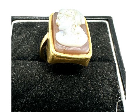 18ct gold hard agate stone cameo ring weight 7.4g 