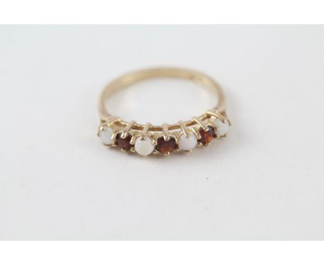 9ct gold vintage opal &amp; garnet half eternity ring with UK hallmarks (1.9g) 