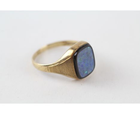 9ct gold 1980's opal double signet ring with bark effect shoulders (2.4g) 