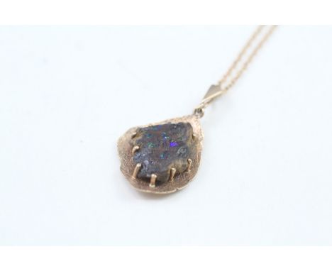 9ct gold boulder opal claw set pendant necklace (3.1g) 