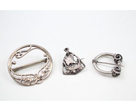 Three silver Celtic brooches including Ola Gorie (32g) 