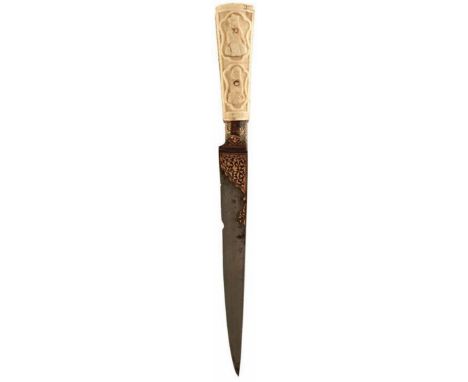 A 19TH CENTURY OTTOMAN KARD OR DAGGER, 19.5cm wootz damascus blade, chipped, decorated with gold koftgari at the forte, chara