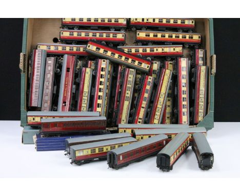 39 Hornby Dublo items of rolling stock, all coaches and Royal Mail vans, featuring boxed D3 Corridor Coach LMS First/Third an
