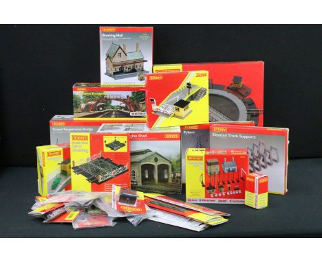 28 Boxed / bagged Hornby OO gauge accessories to include R070 Electronically Operated Turntable, R8008 Grand Suspension Bridg