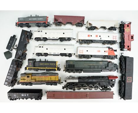 Collection of HO gauge continental locomotives and rolling stock to include Union Pacific 130 locomotive, Northern Pacific 17