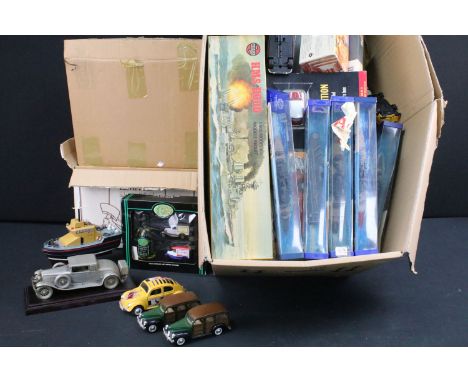 40 Boxed diecast models to include 2 x Vanguards (VA38000 and VA16000), 5 x Triang Minic Ships to include M744, M742, M751, M