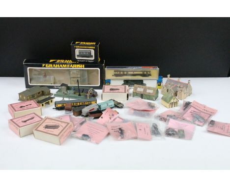Collection of N gauge model railway to include 18 x bagged / boxed Langley Miniature Model kits (built &amp; unbuilt), boxed 