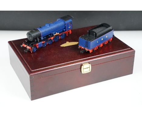 Cased Bachmann OO gauge Sir Guy Williams 400 LMR locomotive with tender 
