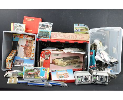 Collection of OO &amp; HO gauge model railway to include boxed plastic trackside kits featuring Faller, Jouef, Dapol, Hornby 