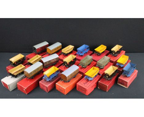 20 Boxed Hornby O gauge items of rolling stock to include 8 x No 1 Rotary Tipping Wagon, 7 x No 1 Side Tipping Wagon, 3 x No 