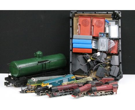 Quantity of model railway to include Bachmann O gauge tanker rolling stock, numerous Hornby transmitters and receivers, OO ga