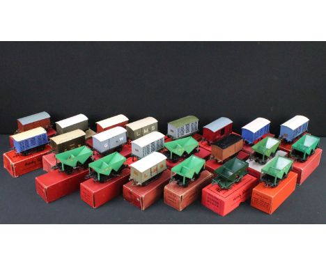 22 Boxed Hornby O gauge items of rolling stock to include 7 x Milk Traffic Van, 1 x No 50 Hopper Van, 6 x Hopper Van, 1 x No 