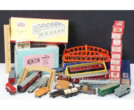 Collection of Hornby Dublo to include 10 x boxed items of rolling stock, boxed 5005 Engine Shed Kit, footbridge, 11 x unboxed
