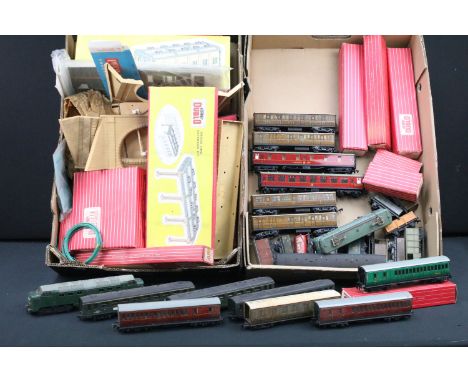 Quantity of Hornby Dublo model railway to include boxed 5005 Engine Shed Kit, 5006 Engine Shed Extension Kit, BR Diesel elect