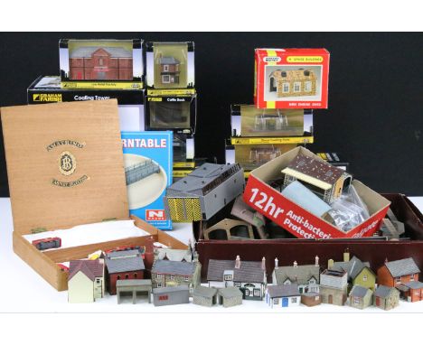Collection of boxed &amp; unboxed N gauge trackside buildings and accessories to include 10 x Graham Farish Scenecraft by Bac