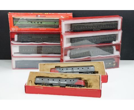 Boxed Rivarossi HO gauge Southern Pacific 9001 locomotive plus 9 x boxed Rivarossi HO gauge items of rolling stock, all coach