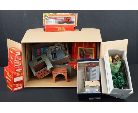Quantity of OO gauge model railway to include boxed Hornby Silver Seal R552 BR 4-6-2 Locomotive Oliver Cromwell, boxed Hornby