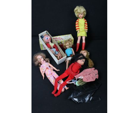 Quantity of 1960s onwards dolls to include 2 x original Pedigree Sindy dolls including Trendy Girl and Floral Jumpsuit with S