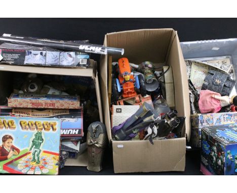 Collection of mixed figures, models &amp; collectibles featuring boxed Green Machine Frog Band, HMB Superman Classic Bookends