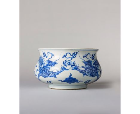 Kangxi Period (1662-1722) Decorated with two dragons chasing the flaming pearl amongst clouds and fire scrollsDiam.: 22,4 cmN