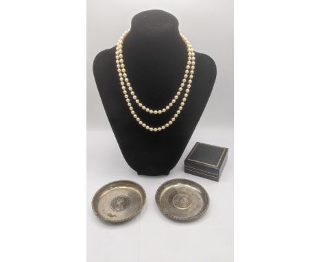 A mixed lot to include a pearl necklace with a 9ct yellow gold clasp together with two white metal pin dishes set with 1879 a
