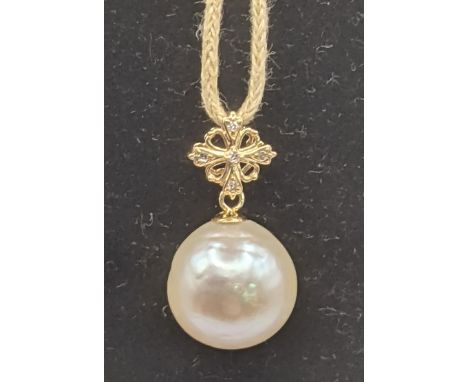 An 18k gold necklace pendant, set with diamonds and pearl, diameter 11mmLocation:If there is no condition report, please requ
