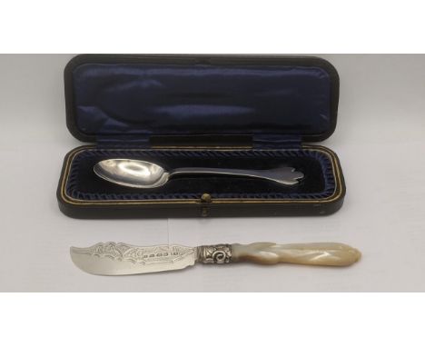 Silver to include a christening spoon hallmarked Sheffield 1921 in a fitted case 27.2g together with a silver and mother of p