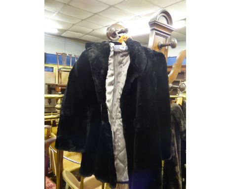 LADIES VINTAGE FAUX FUR COAT SIZE 10 