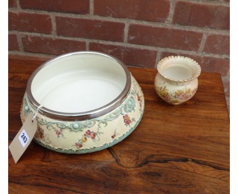 19TH CENTURY ROYAL WORCESTER CRIMPED EDGE BULBOUS VASE A/F (9CM HIGH) AND A 19TH CENTURY ROYAL WORCESTER PLANTER WITH SILVER 