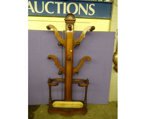 19TH CENTURY MAHOGANY HAT AND COAT STAND IN THE FORM OF A TREE, BROWN WOODEN HANDLES AND A STICK STAND ENAMEL DISH TO THE BAS