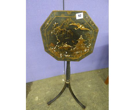 REGENCY CHINOISERIE TILT-TOP TRIPOD CANDLE STAND, THE TOP DECORATED WITH BEGONIAS AND SWANS 76CM X 30CM