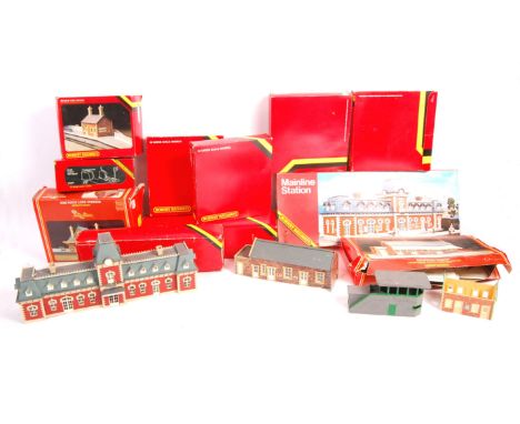 A collection of Hornby 00 Gauge model railway locomotive train set buildings, track and accessories to include; R188 Station 