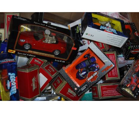 A huge collection of 50+ assorted scale diecast models to include: Corgi, Lledo, Maisto, Oxford, Carrarama, 1/18, 1/43, motor