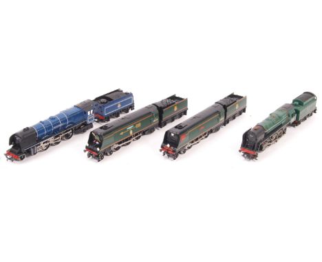 A collection of x4 assorted Hornby 00 gauge model railway trainset locomotives, all in associated boxes, comprising: City Of 