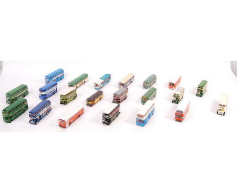 A collection of 20+ assorted EFE Exclusive First Edition 1/76 scale 00 gauge model railway train set scale diecast model buse