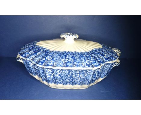 A Copeland/Spode sauce tureen with&nbsp;lid and ladle&nbsp;in the 'Abdul' pattern;&nbsp;of ovoid quatrefoil shape with shell 