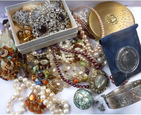 A selection of various costume jewellery and bijouterie etc. to include a pearl necklace with a silver clasp, small circular 