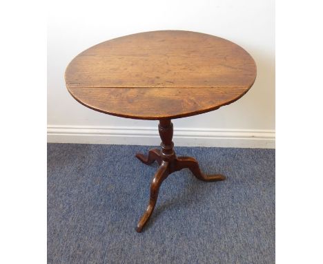 A George II period circular elm-topped occasional table of good colour, turned stem and on tripod base (58.5cm diameter)