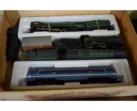 Four OO gauge locomotives; together with a US diesel engine; and tenders.