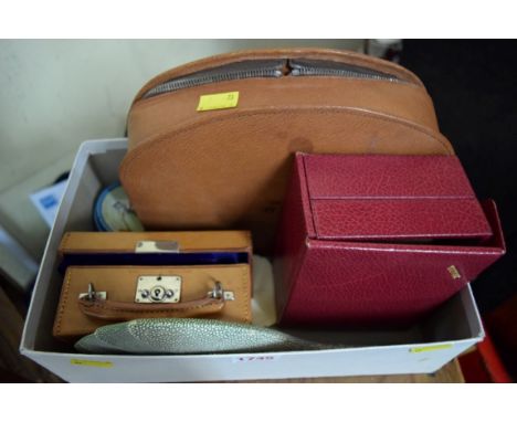 A mixed lot, to include: an ivory brush set, jewellery box, etc. 