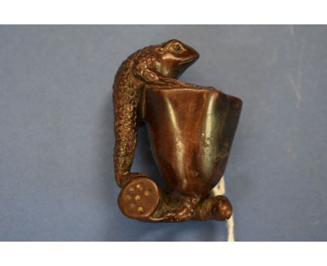 A Japanese carved wood netsuke of a frog, 5cm high. 