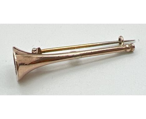 A vintage 9ct gold brooch in the shape of a hunting horn. Back pin and safety chain not gold. Approx. 4cm long. Back of horn 