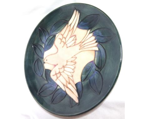 MOORCROFT YEAR PLATE. Moorcroft large Doves year plate D: 22 cm 