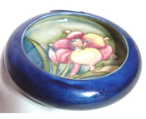 MOORCROFT LIPPED BOWL. Small Moorcroft Freesia lipped bowl D: 12 cm