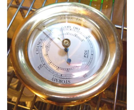 BRASS FACED DESK BAROMETER. Brass faced desk barometer, D : 11,5 cm