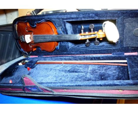 STENTOR VIOLIN. Three quarter Stentor violin and bow in case