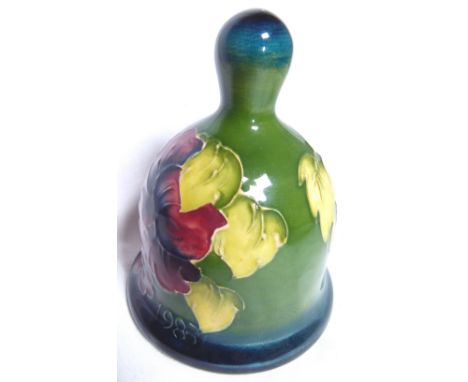 MOORCROFT YEAR BELL. Moorcroft small Coral Hibiscus year bell for 1983 H: 11 cm 