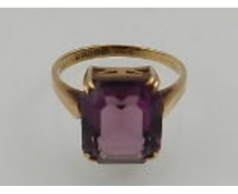 A 9 carat yellow gold and amethyst ring. 